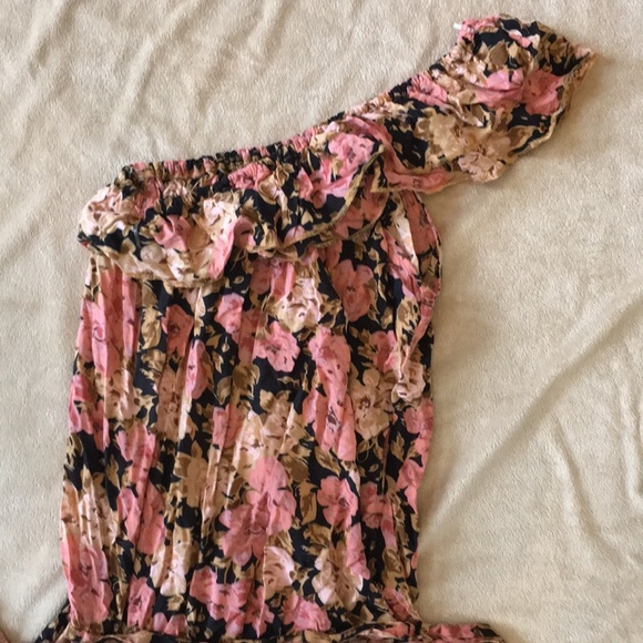 Never been worn -romper. - Picture 2 of 3